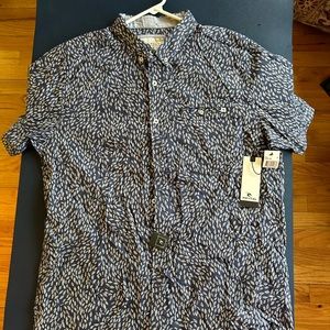 Rip curl beach lounge shirt size L tags on blue with white leaves fits nicely